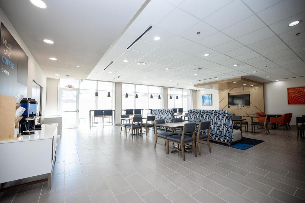 Holiday Inn Express & Suites Tampa Stadium - Airport Area By Ihg Экстерьер фото