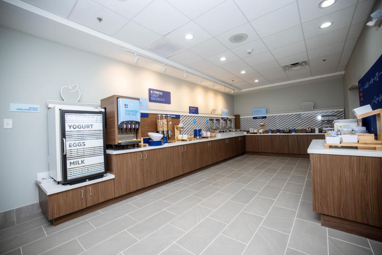 Holiday Inn Express & Suites Tampa Stadium - Airport Area By Ihg Экстерьер фото