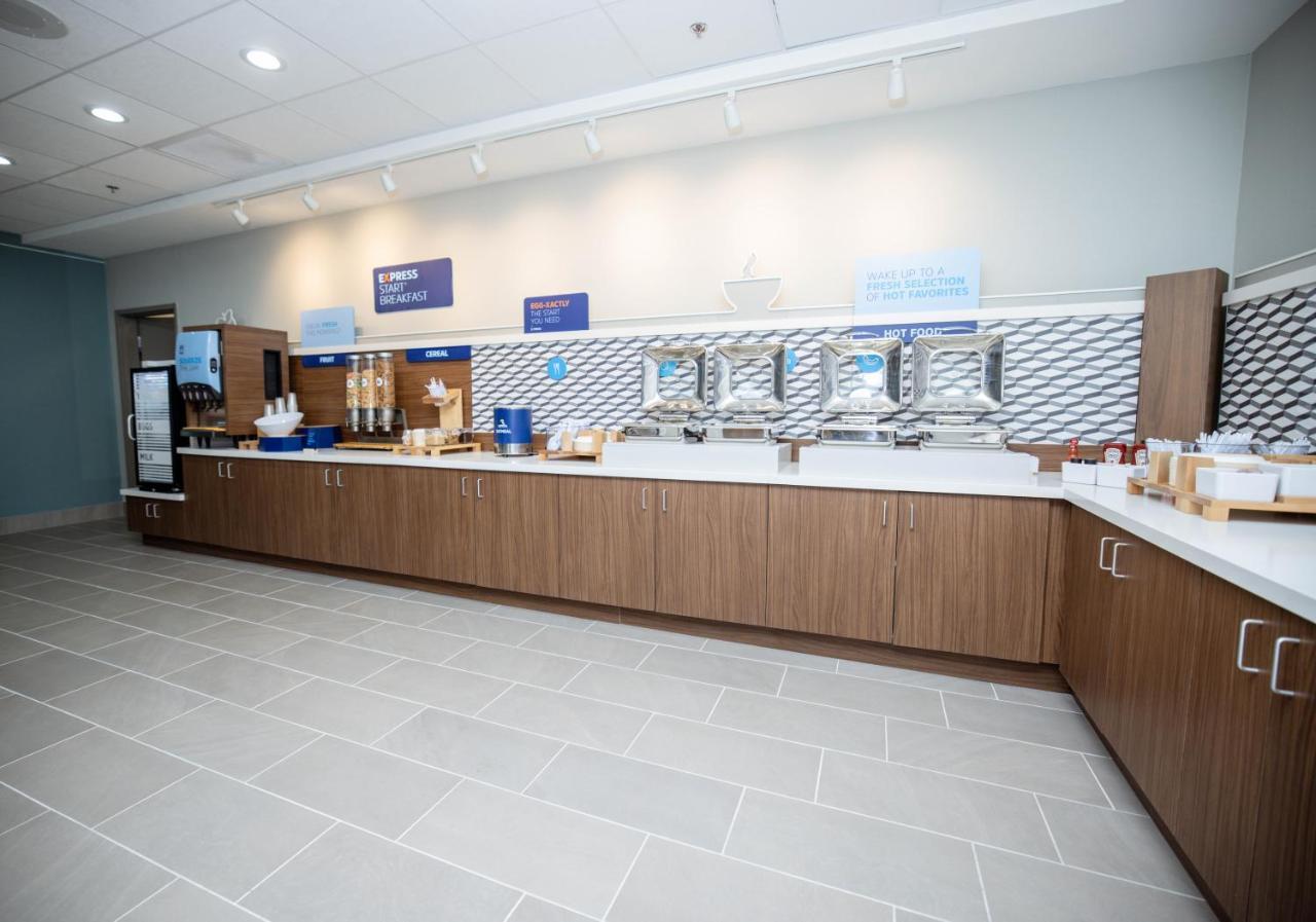 Holiday Inn Express & Suites Tampa Stadium - Airport Area By Ihg Экстерьер фото