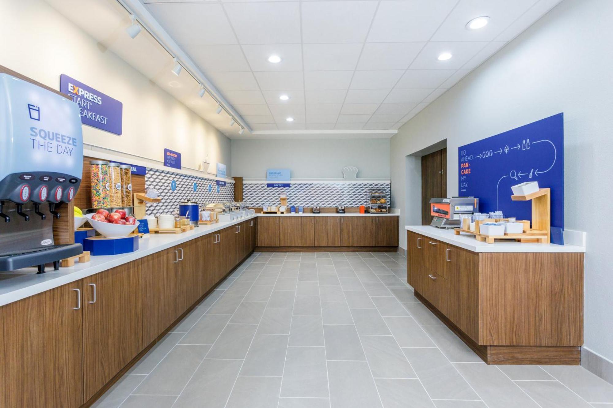 Holiday Inn Express & Suites Tampa Stadium - Airport Area By Ihg Экстерьер фото