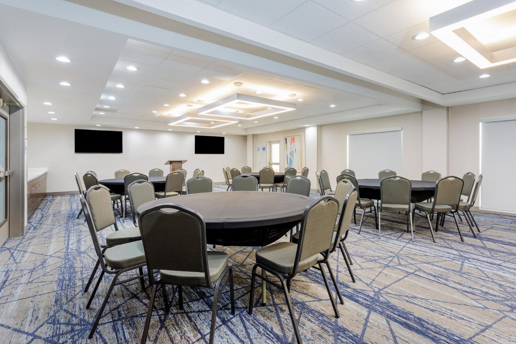 Holiday Inn Express & Suites Tampa Stadium - Airport Area By Ihg Экстерьер фото